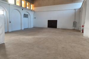 Deposito garage mezzi e merci varie