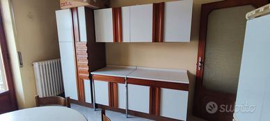 Cucina su 4 lati, con inserti in legno massello