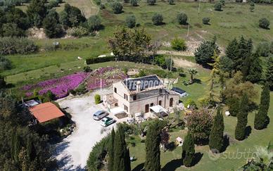 Villa immersa nel verde.