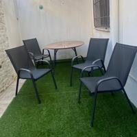 Tavolo rotondo e sedie