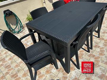 Tavolo e sedie da giardino nuovi
