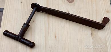 Antica maniglia in ferro battuto