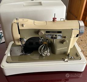 Macchina da cucire Necchi vintage