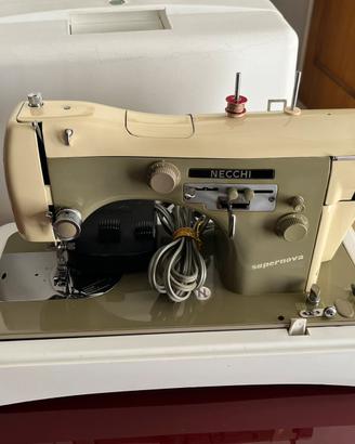 Macchina da cucire Necchi vintage