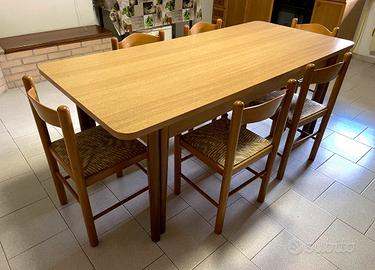 Tavolo in legno allungabile con 10 sedie.