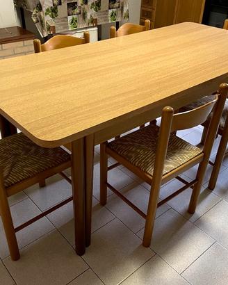 Tavolo in legno allungabile con 10 sedie.
