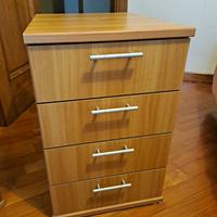 Cassettiera a 4 cassetti.