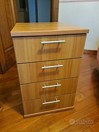 Cassettiera a 4 cassetti.