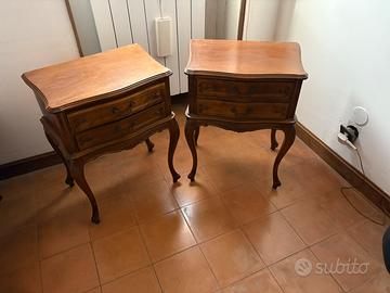 Due commodini in legno in stile