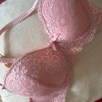 Reggiseno rosa in pizzo usato