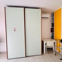 Armadio a due ante scorrevoli con servetto