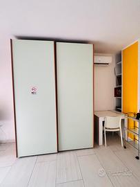 Armadio a due ante scorrevoli con servetto