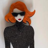 Spilla Pop Art Donna Capelli Rossi