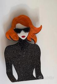 Spilla Pop Art Donna Capelli Rossi