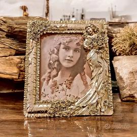Cornice portafoto con figura femminile sinuosa