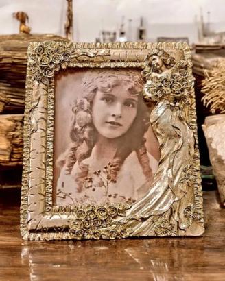 Cornice portafoto con figura femminile sinuosa