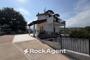 Villa di 179 m² con 2 locali e box auto a Villanov