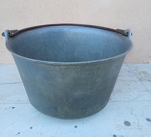 antico paiolo in ghisa, secchio da camino