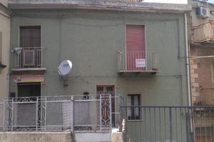 Immobile 250 mq+garage+cantina+locali commerciali