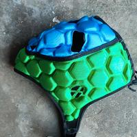 Caschetto da rugby e protezioni da skate