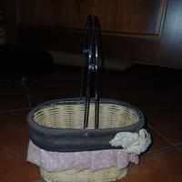 Cestino in vimini con manico in metallo