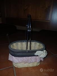Cestino in vimini con manico in metallo