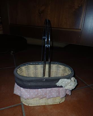 Cestino in vimini con manico in metallo