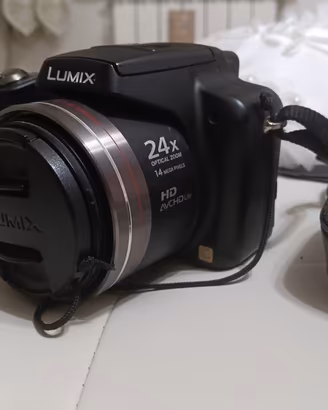Lumix FZ 45 con obiettivo. Come nuova. 