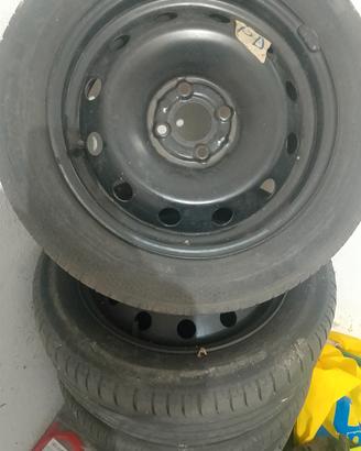 4 cerchi completi di gomme