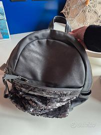 Zaino Bata grigio con paillettes argento