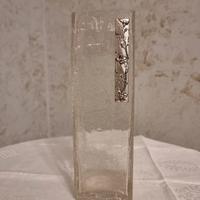 Vaso in vetro lavorato con decorazione.