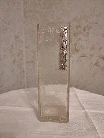 Vaso in vetro lavorato con decorazione.