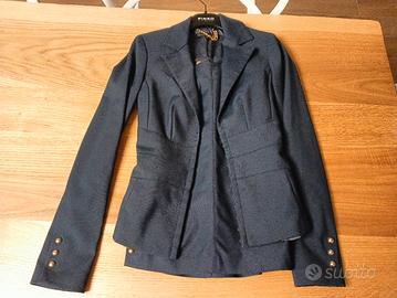 Tailleur elegante blu con giacca e gonna 