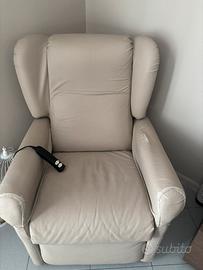 Poltrona con alzata assistita