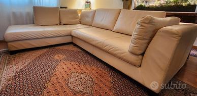 Grande divano di pelle ad angolo