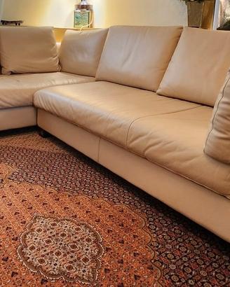 Grande divano di pelle ad angolo