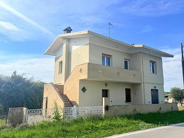 Ampio appartamento bicamere con terreno in posi...