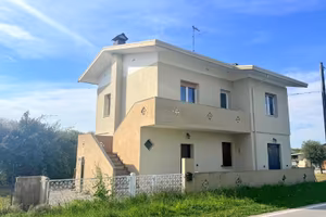 Ampio appartamento bicamere con terreno in posi...