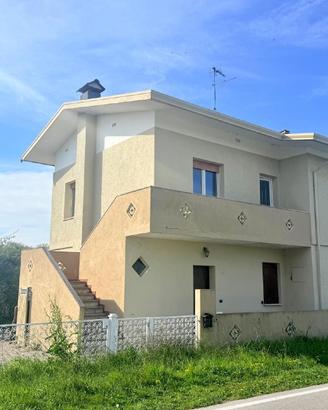 Ampio appartamento bicamere con terreno in posi...
