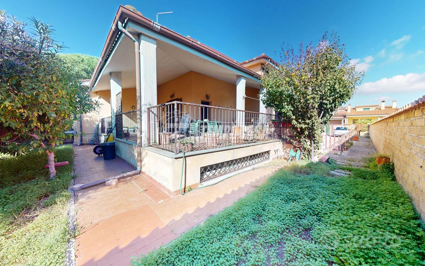 VILLA QUADRIFAMILIARE SU TRE LIVELLI CON BOX AUTO - Vista 2