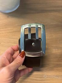 Cintura marrone con fibbia metallica