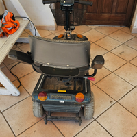 Carrozzina scooter elettrico per anziani