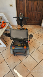 Carrozzina scooter elettrico per anziani