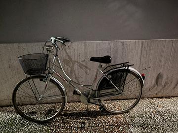 bicicletta da donna con cestino