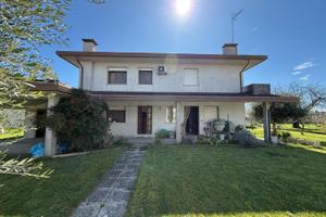 Casa indipendente con ampio giardino e grandi p...
