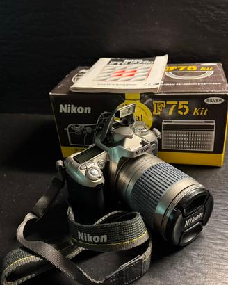 Nikon F75 + zoom 28-100mm reflex analogica