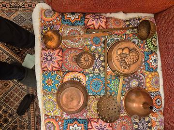 oggetti di rame da arredamento e quadro di fiori c