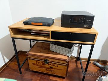 Scrivania con cassetto