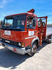 Iveco con gru retrocabina