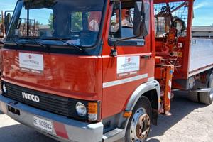 Iveco con gru retrocabina